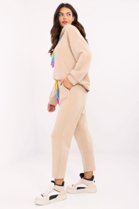 Spodnie Komplet Model DHJ-KMPL-20335.44 Beige - Italy Moda - uniwersalny Spodnie Komplet Model DHJ-KMPL-20335.44 Beige - Italy Moda - uniwersalny