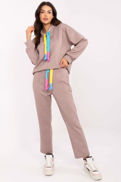 Spodnie Komplet Model DHJ-KMPL-20335.44 Dark Beige - Italy Moda - uniwersalny Spodnie Komplet Model DHJ-KMPL-20335.44 Dark Beige - Italy Moda - uniwersalny
