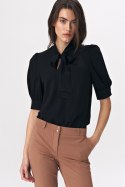 Elegancka czarna bluzka z wiązaniem na dekolcie B107 Black - Nife - 40 Elegancka czarna bluzka z wiązaniem na dekolcie B107 Black - Nife - 40