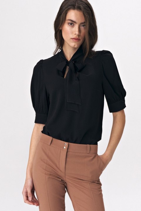 Elegancka czarna bluzka z wiązaniem na dekolcie B107 Black - Nife - 40 Elegancka czarna bluzka z wiązaniem na dekolcie B107 Black - Nife - 40