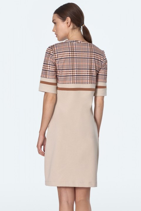 Sukienka Prosta sukienka z kieszeniami w beżową kratę S160 Beige/Krata - Nife - 40 Sukienka Prosta sukienka z kieszeniami w beżową kratę S160 Beige/Krata - Nife - 40