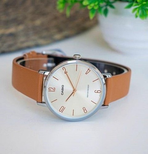 ZEGAREK DAMSKI CASIO LTP-VT01L-5B + BOX ZEGAREK DAMSKI CASIO LTP-VT01L-5B + BOX