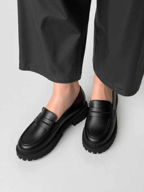 Damskie Mokasyny LAURA BLACK - Minimalistyczna Elegancja z Masywną Podeszwą - 37 Damskie Mokasyny LAURA BLACK - Minimalistyczna Elegancja z Masywną Podeszwą - 37