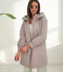 Wiosenny płaszcz damski oversize z kapturem i kieszeniami Emilia (Beżowy) Wiosenny płaszcz damski oversize z kapturem i kieszeniami Emilia (Beżowy)