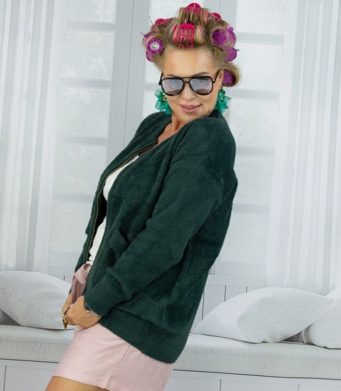 Krótki kardigan sweter rozpinany z puszystej dzianiny "COCO CHIC" (Zielony) Krótki kardigan sweter rozpinany z puszystej dzianiny "COCO CHIC" (Zielony)