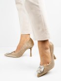 Szpilki eleganckie z aksamitnym wykończeniem i ozdobną broszą Khaki - 39 Szpilki eleganckie z aksamitnym wykończeniem i ozdobną broszą Khaki - 39