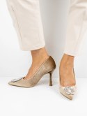 Szpilki eleganckie z aksamitnym wykończeniem i ozdobną broszą Khaki - 39 Szpilki eleganckie z aksamitnym wykończeniem i ozdobną broszą Khaki - 39