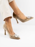 Szpilki eleganckie z aksamitnym wykończeniem i ozdobną broszą Khaki - 39 Szpilki eleganckie z aksamitnym wykończeniem i ozdobną broszą Khaki - 39