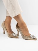 Szpilki eleganckie z aksamitnym wykończeniem i ozdobną broszą Khaki - 39 Szpilki eleganckie z aksamitnym wykończeniem i ozdobną broszą Khaki - 39