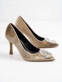 Szpilki eleganckie z aksamitnym wykończeniem i ozdobną broszą Khaki - 39 Szpilki eleganckie z aksamitnym wykończeniem i ozdobną broszą Khaki - 39
