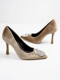 Szpilki eleganckie z aksamitnym wykończeniem i ozdobną broszą Khaki - 39 Szpilki eleganckie z aksamitnym wykończeniem i ozdobną broszą Khaki - 39