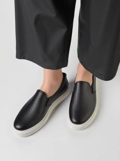 Trampki slip-on ażurowe TOWNS BLACK - 37 Trampki slip-on ażurowe TOWNS BLACK - 37