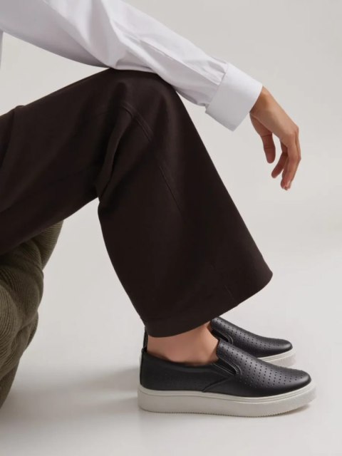 Trampki slip-on ażurowe TOWNS BLACK - 37 Trampki slip-on ażurowe TOWNS BLACK - 37