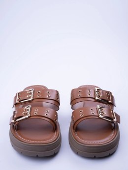 Klapki na obcasie z metalowymi klamrami w kolorze Camel - 38