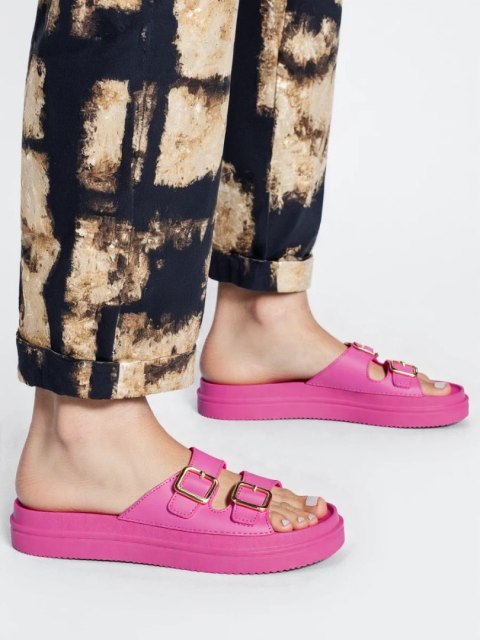 Klapki damskie na platformie z klamrami w kolorze Fushia - 38