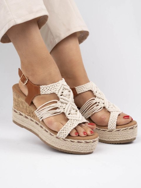 Sandały na koturnie z plecioną cholewką w kolorze Off - 38