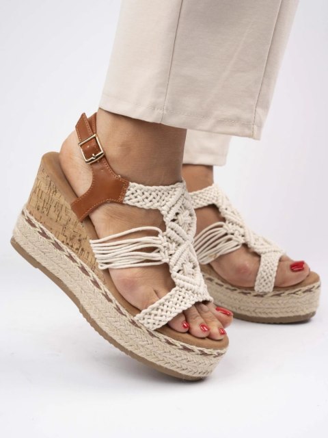 Sandały na koturnie z plecioną cholewką w kolorze Off - 38