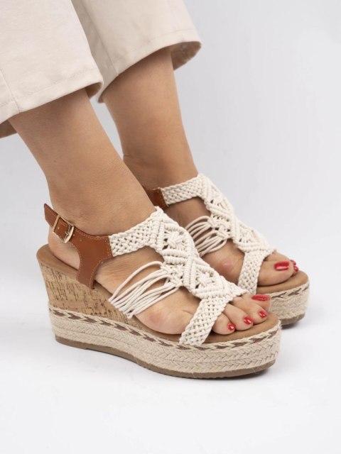 Sandały na koturnie z plecioną cholewką w kolorze Off - 39