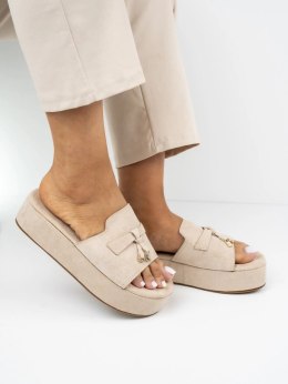 Klapki na koturnie z ozdobą w kolorze Beige - 36