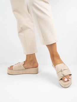 Klapki na koturnie z ozdobą w kolorze Beige - 36