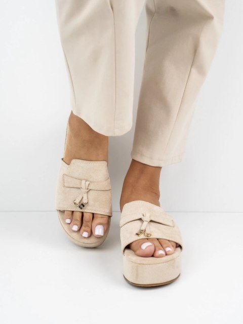Klapki na koturnie z ozdobą w kolorze Beige - 36 Klapki na koturnie z ozdobą w kolorze Beige - 36