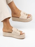 Klapki na koturnie z ozdobą w kolorze Beige - 36 Klapki na koturnie z ozdobą w kolorze Beige - 36