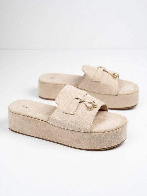 Klapki na koturnie z ozdobą w kolorze Beige - 36 Klapki na koturnie z ozdobą w kolorze Beige - 36