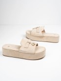 Klapki na koturnie z ozdobą w kolorze Beige - 36 Klapki na koturnie z ozdobą w kolorze Beige - 36