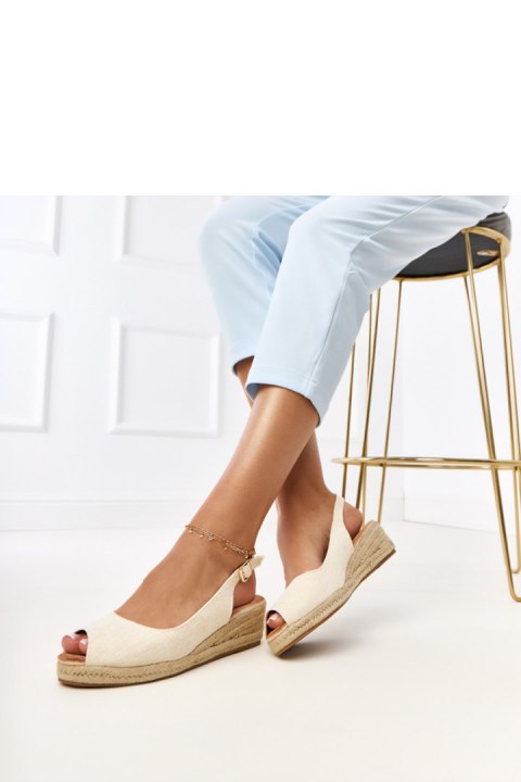 Sandały Model Nevarez E5579 Beige - PRIMO - 39 Sandały Model Nevarez E5579 Beige - PRIMO - 39