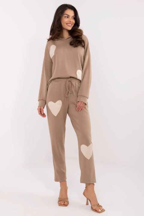 Spodnie Komplet Model MI-KMPL-M61431.68P Dark Beige - Italy Moda - uniwersalny Spodnie Komplet Model MI-KMPL-M61431.68P Dark Beige - Italy Moda - uniwersalny