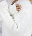 Puszysty sweter sukienka dzianinowa dekolt w serek FUZZYVIBE (Biały)