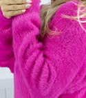 Puszysty sweter sukienka dzianinowa dekolt w serek FUZZYVIBE (Różowy)