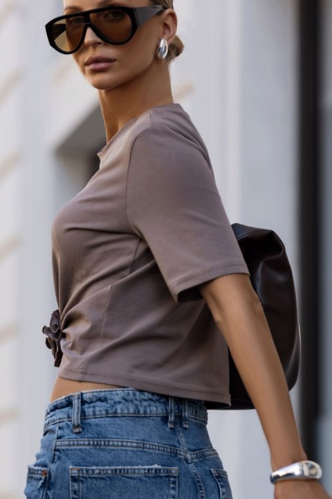 BEŻOWY t-shirt Elvie z marszczeniem i różą