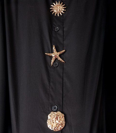 Długa klasyczna koszula z ozdobnymi broszkami GOLDEN BEACH (Czarny)