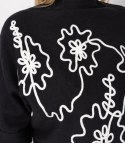 Elegancki sweter nietoperz z półgolfem i haftem ABSTRACT BLOOM (Czarny)