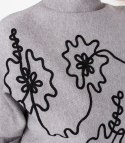 Elegancki sweter nietoperz z półgolfem i haftem ABSTRACT BLOOM (Szary)