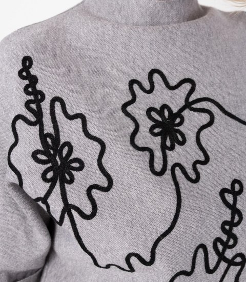 Elegancki sweter nietoperz z półgolfem i haftem ABSTRACT BLOOM (Szary)