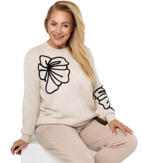 Klasyczny sweter damski z aplikacją kwiat 3D CLASSIC BLOOM (Beżowy)