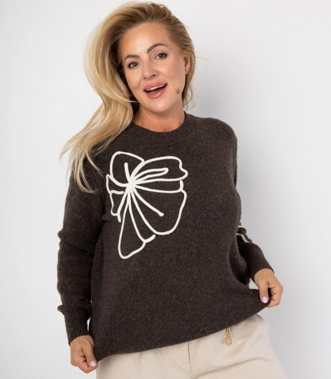 Klasyczny sweter damski z aplikacją kwiat 3D CLASSIC BLOOM (Brązowy)