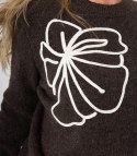 Klasyczny sweter damski z aplikacją kwiat 3D CLASSIC BLOOM (Brązowy)