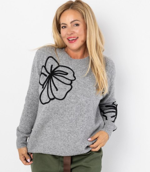 Klasyczny sweter damski z aplikacją kwiat 3D CLASSIC BLOOM (Szary)