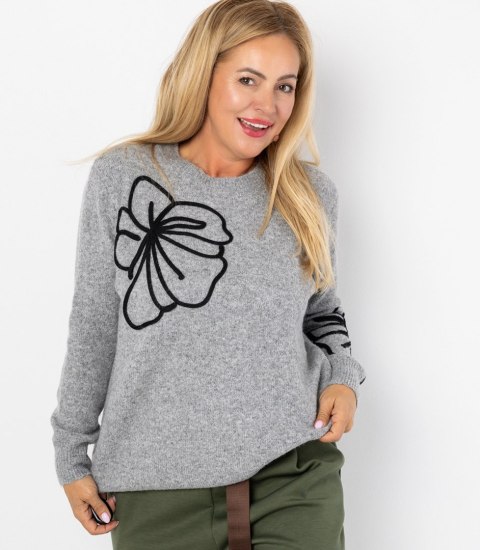 Klasyczny sweter damski z aplikacją kwiat 3D CLASSIC BLOOM (Szary)