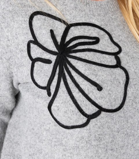 Klasyczny sweter damski z aplikacją kwiat 3D CLASSIC BLOOM (Szary)