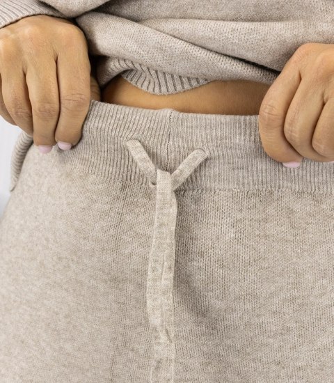 Dzianinowy zestaw bluzka ze stójką i rozszerzane spodnie KAMILLA (Beżowy)