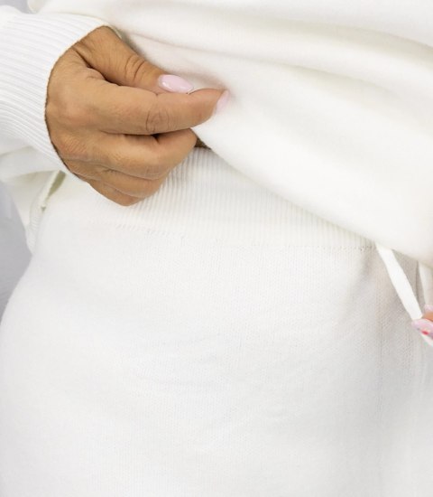 Dzianinowy zestaw bluzka ze stójką i rozszerzane spodnie KAMILLA (Biały)