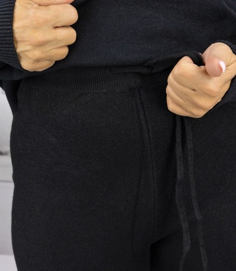 Dzianinowy zestaw bluzka ze stójką i rozszerzane spodnie KAMILLA (Czarny)