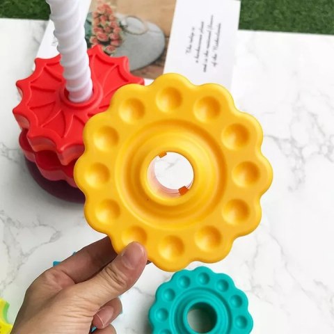 Tęczowa wieża sensoryczna 6 krążków - kreatywna piramidka edukacyjna