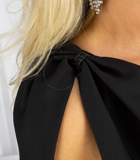 Krótka elegancka sukienka asymetryczna z ozdobnym bokiem (Czarny)