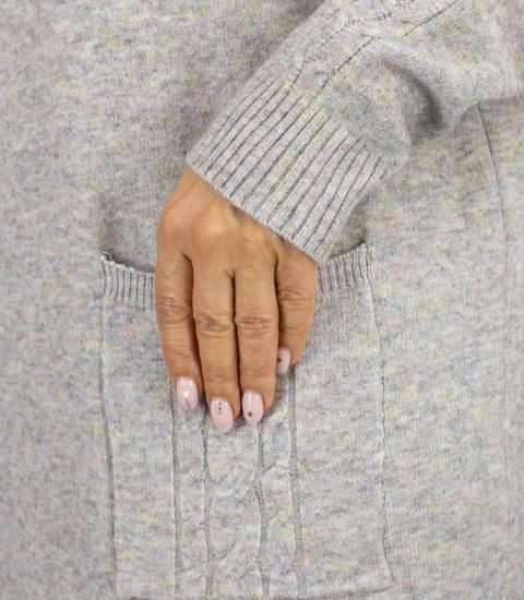 Sweterkowa sukienka z ozdobnymi rękawami i kieszeniami (Szary)