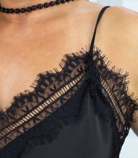 Top na ramiączkach ozdobiony koronką modny (Czarny)